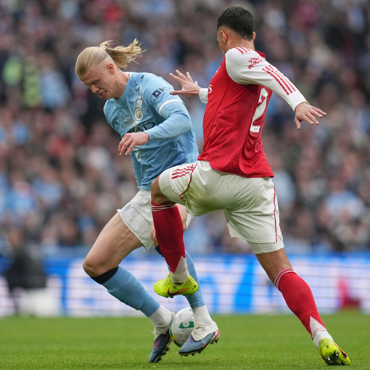 Eng gedeckt: Manchesters Starstürmer Erling Haaland. - Foto: Maja Smiejkowska/AP/dpa