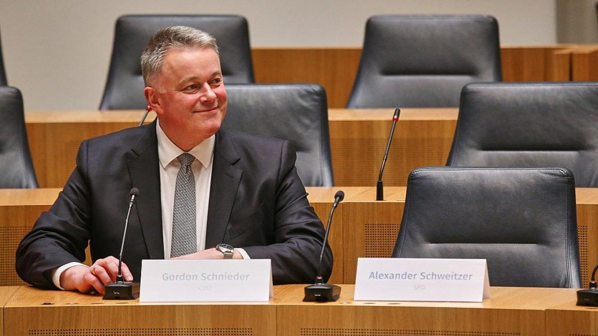 Gordon Schnieder sitzt neben dem leeren Stuhl von Alexander Schweitzer am 22.03.2026 - Foto: via dts Nachrichtenagentur