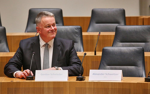 Gordon Schnieder sitzt neben dem leeren Stuhl von Alexander Schweitzer am 22.03.2026 - Foto: via dts Nachrichtenagentur