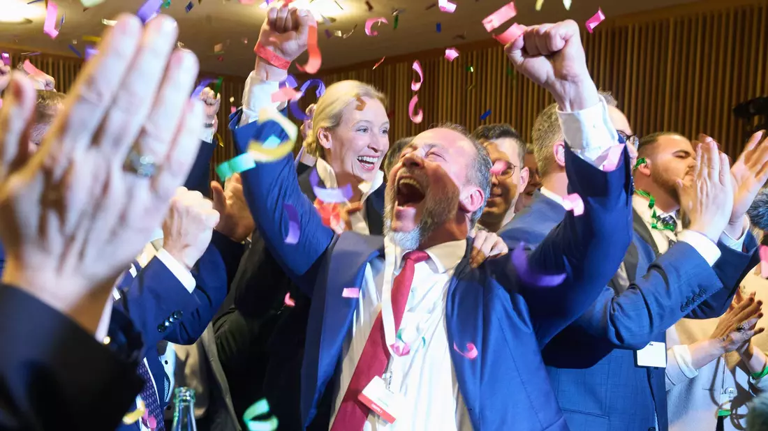 Kein Halten mehr: Jan Bollinger AfD-Spitzenkandidat in Rheinland-Pfalz und Parteichefin Alice Weidel jubeln über die Prognosen nach Schließung der Wahllokale.  - Bild: Thomas Frey/dpa