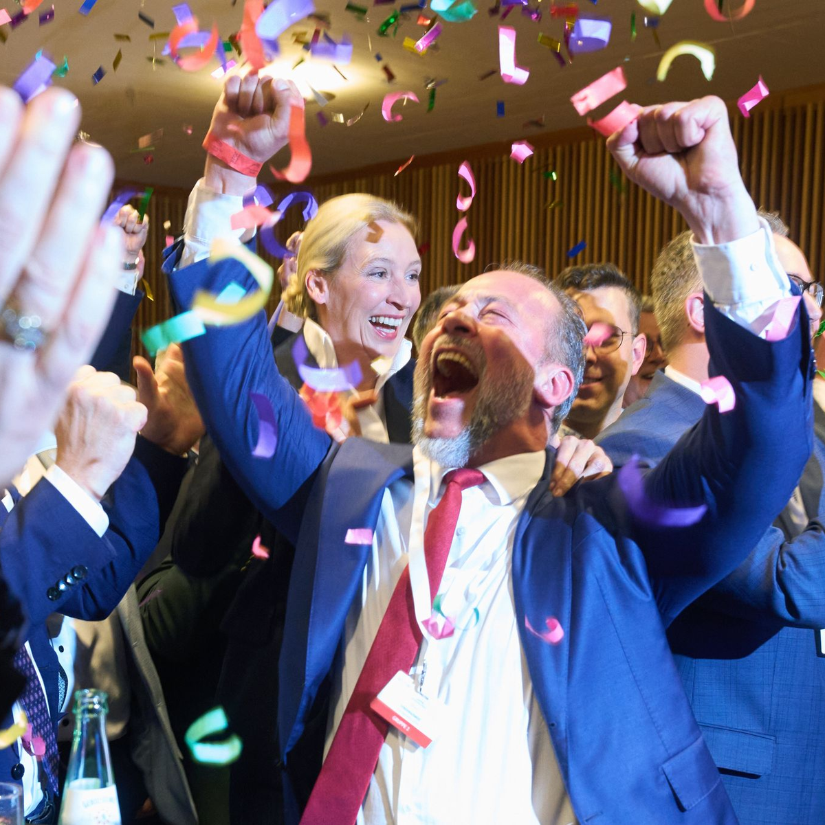 Kein Halten mehr: Jan Bollinger AfD-Spitzenkandidat in Rheinland-Pfalz und Parteichefin Alice Weidel jubeln über die Prognosen nach Schließung der Wahllokale.  - Foto: Thomas Frey/dpa