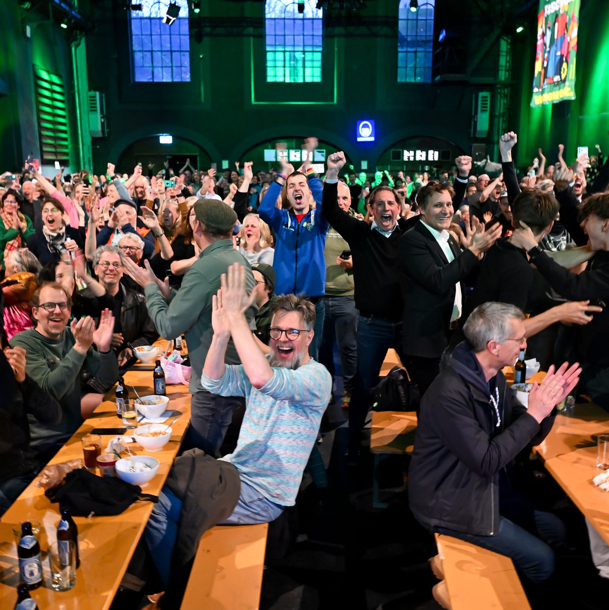 Bei den Grünen brandete Jubel auf, als die ersten Ergebnisse bekanntwurden.  - Foto: Sven Hoppe/dpa