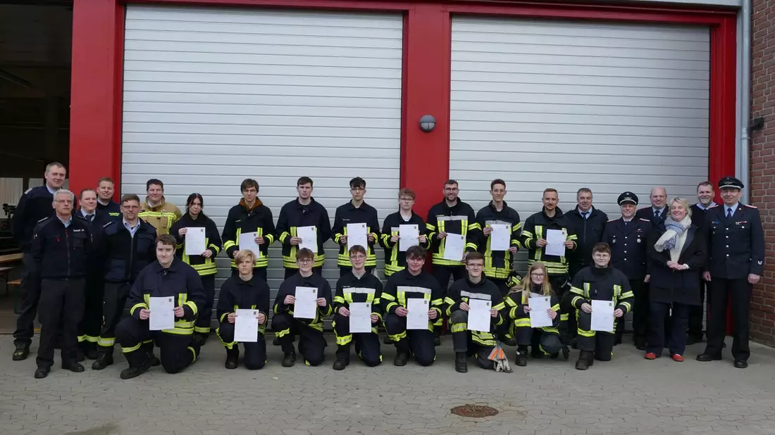 FW Südheide: 16 neue Einsatzkräfte für die Freiwillige Feuerwehr 12 neue Feuerwehrleute aus der Gemeinde Südheide und 4 Mitglieder aus der Gemeinde Faßberg erreichen die Qualifikationsstufe Einsatzfähigkeit. - Bild: presseportal.de