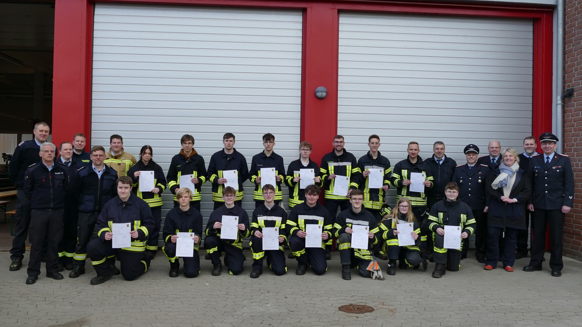 FW Südheide: 16 neue Einsatzkräfte für die Freiwillige Feuerwehr 12 neue Feuerwehrleute aus der Gemeinde Südheide und 4 Mitglieder aus der Gemeinde Faßberg erreichen die 