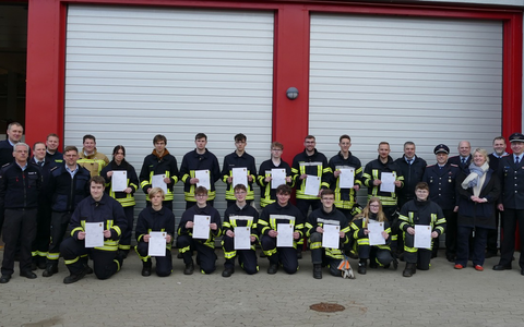 FW Südheide: 16 neue Einsatzkräfte für die Freiwillige Feuerwehr 12 neue Feuerwehrleute aus der Gemeinde Südheide und 4 Mitglieder aus der Gemeinde Faßberg erreichen die Qualifikationsstufe Einsatzfähigkeit. - Foto: presseportal.de