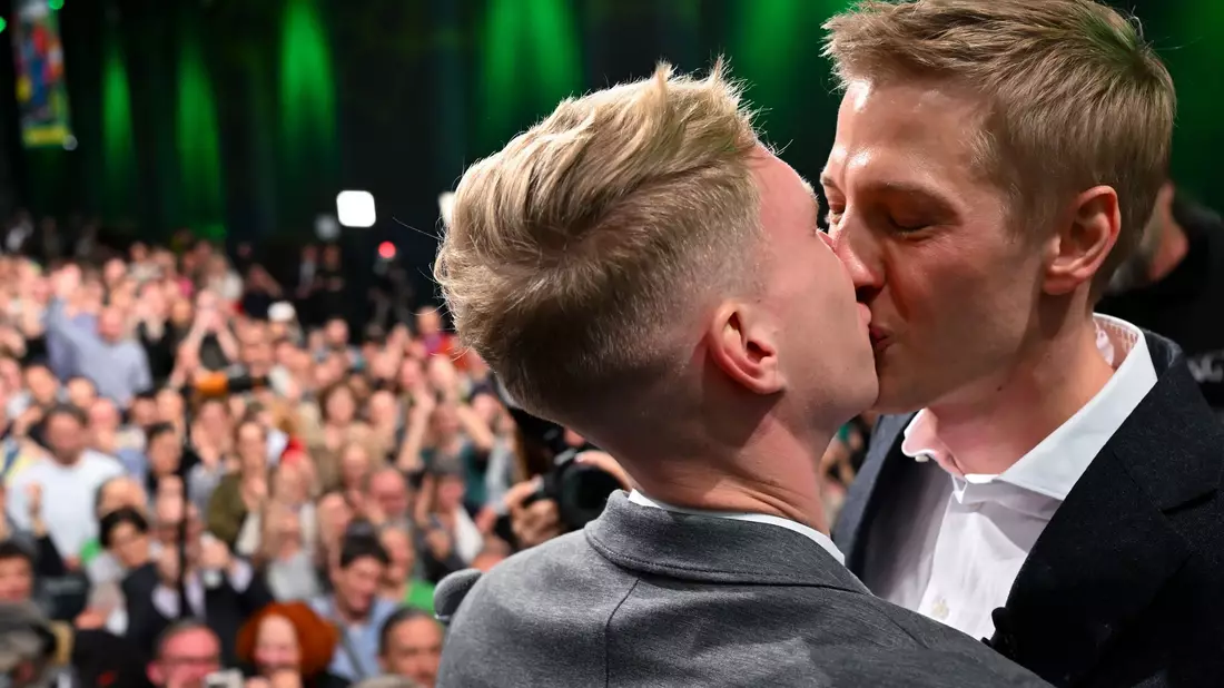 Ein Kuss für «die Liebe meines Lebens».  - Bild: Sven Hoppe/dpa