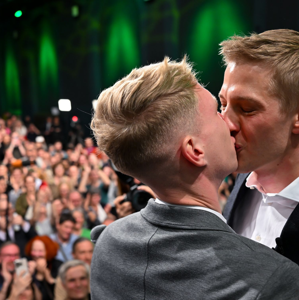 Ein Kuss für «die Liebe meines Lebens».  - Foto: Sven Hoppe/dpa