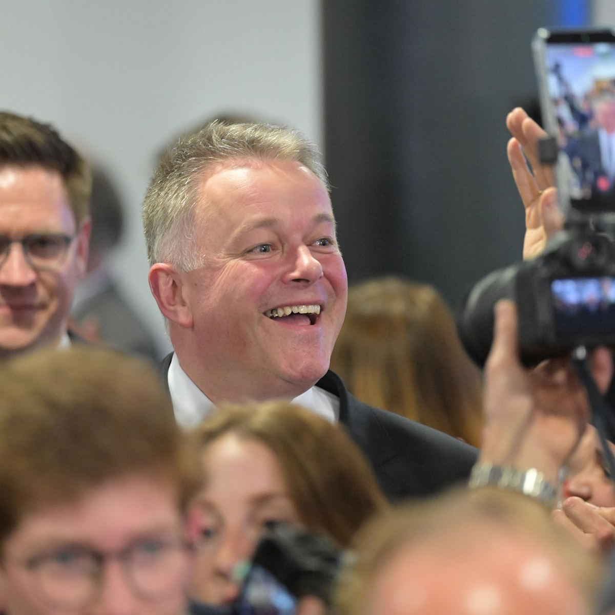 Wahlsieger Schnieder strahlt. - Foto: Hannes Albert/dpa