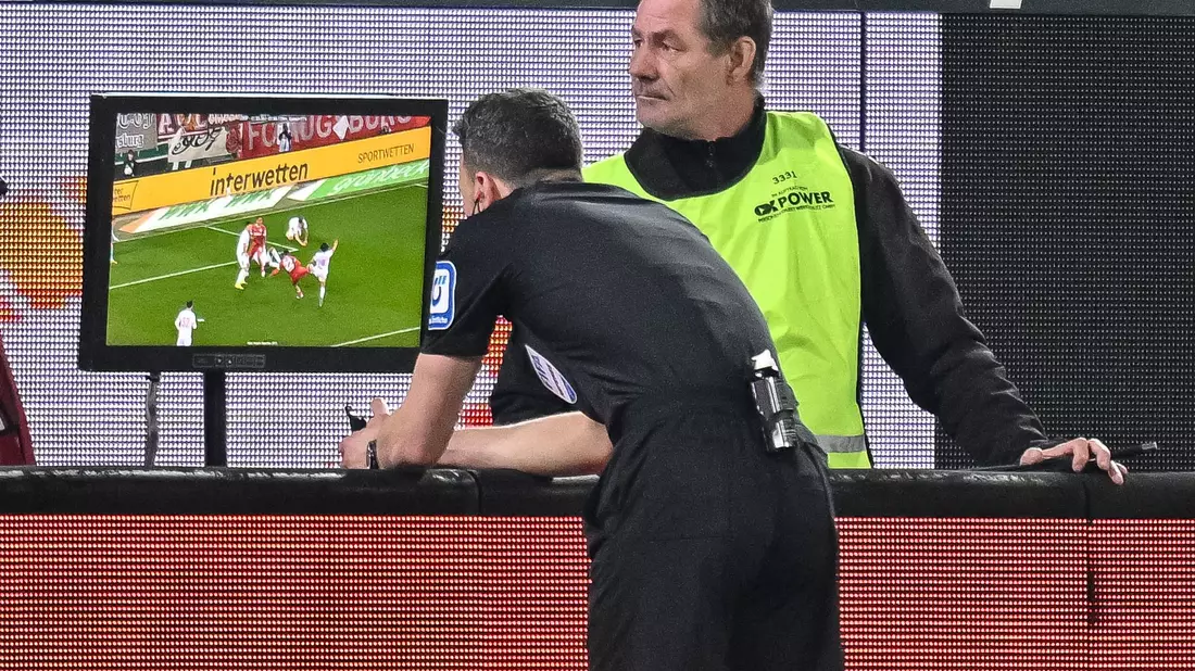 Schiedsrichter Felix Zwayer überprüft am Bildschirm einen Foulelfmeter für den VfB. Er nimmt ihn zurück. - Bild: Harry Langer/dpa