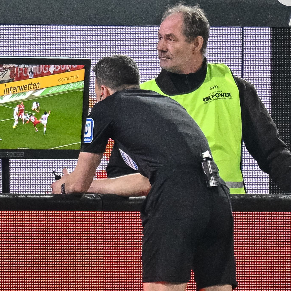 Schiedsrichter Felix Zwayer überprüft am Bildschirm einen Foulelfmeter für den VfB. Er nimmt ihn zurück. - Foto: Harry Langer/dpa