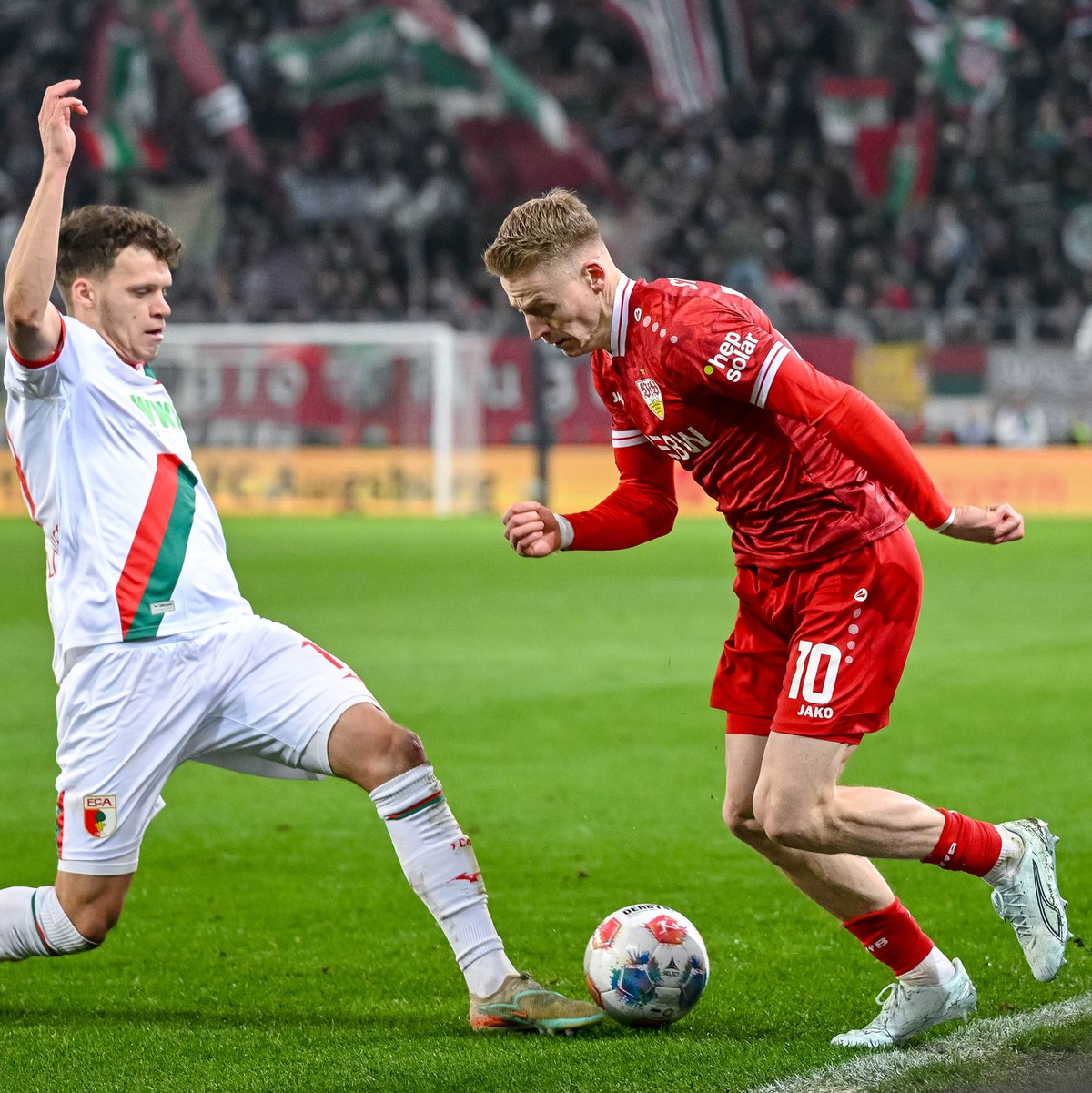 Viel ging in der Offensivbe beim VfB über Außenstürmer Chris Führich (r).  - Foto: Harry Langer/dpa