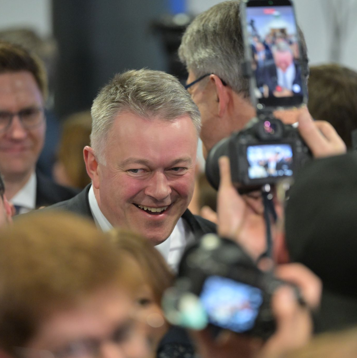Gordon Schnieder ist der strahlende Wahlsieger. - Foto: Hannes Albert/dpa