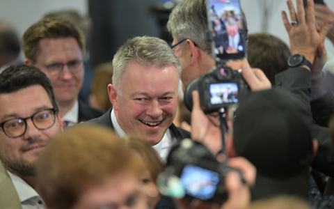 Gordon Schnieder ist der strahlende Wahlsieger. - Foto: Hannes Albert/dpa