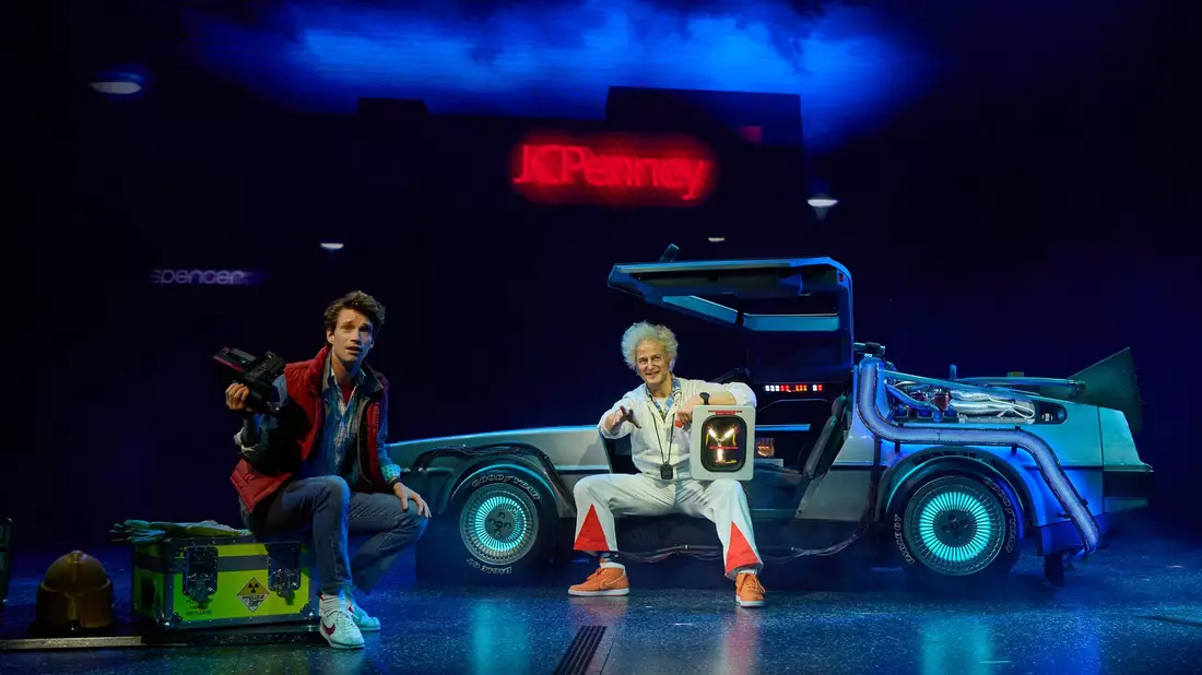 Marty McFly und Doc Brown brauchen mit ihrem Kultauto in der Zukunft keine Straßen. - Bild: Georg Wendt/dpa