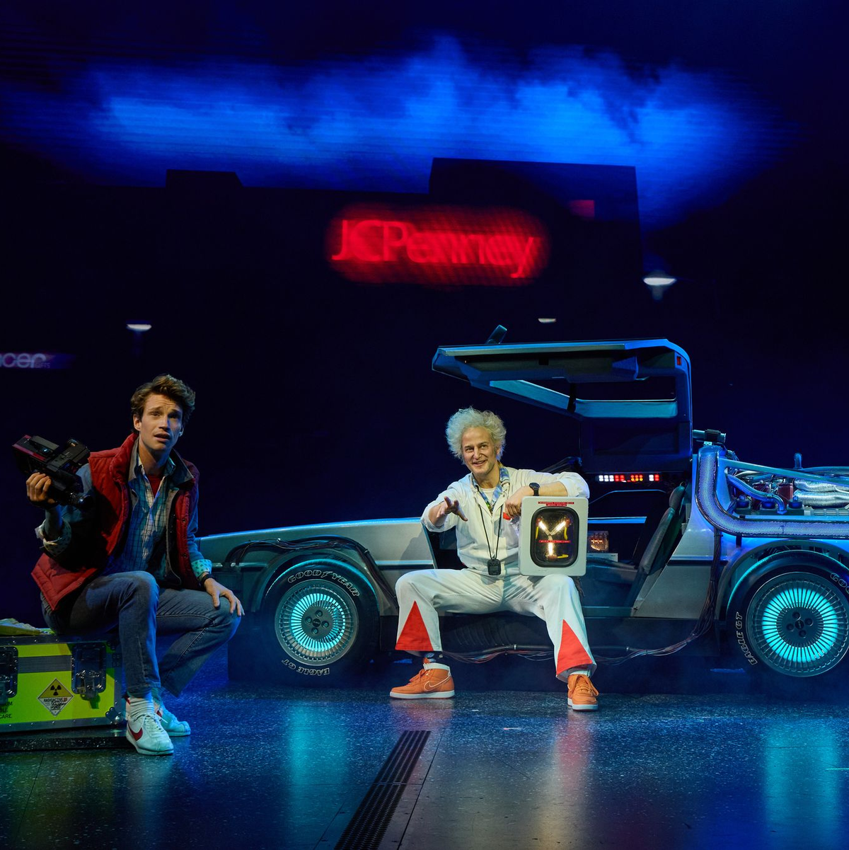 Marty McFly und Doc Brown brauchen mit ihrem Kultauto in der Zukunft keine Straßen. - Foto: Georg Wendt/dpa