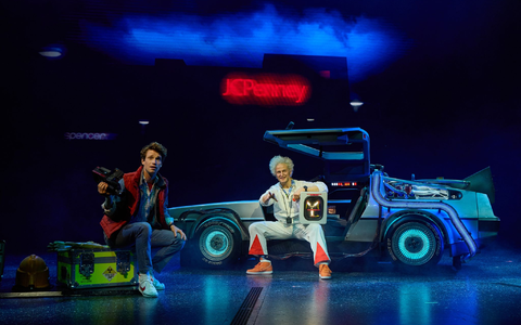Marty McFly und Doc Brown brauchen mit ihrem Kultauto in der Zukunft keine Straßen. - Foto: Georg Wendt/dpa Marty McFly und Doc Brown brauchen mit ihrem Kultauto in der Zukunft keine Straßen. - Foto: Georg Wendt/dpa