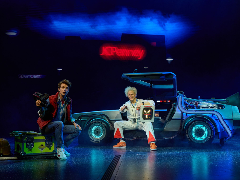 Marty McFly und Doc Brown brauchen mit ihrem Kultauto in der Zukunft keine Straßen. - Foto: Georg Wendt/dpa