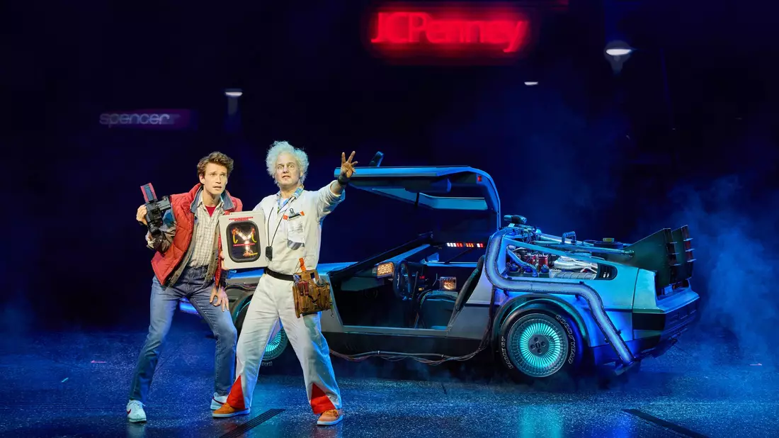 Marty McFly und Doc Brown gehen jetzt in Hamburg auf Zeitreise. - Bild: Georg Wendt/dpa