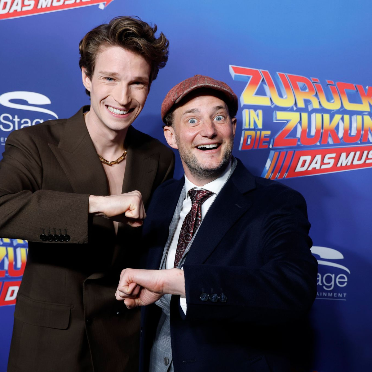 Die beiden Hauptdarsteller bringen das Publikum mit witzigen Dialogen zum Lachen. - Foto: Georg Wendt/dpa