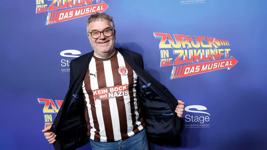 Moderator Elton zeigte sich auf dem Roten Teppich - Bild: Georg Wendt/dpa
