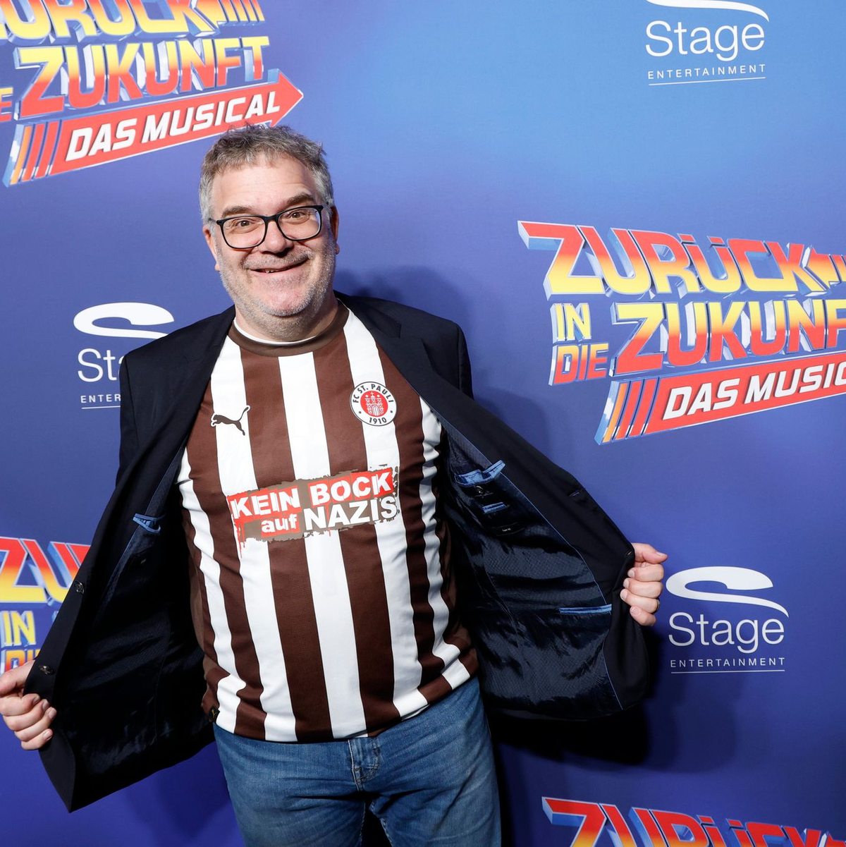 Moderator Elton zeigte sich auf dem Roten Teppich - Foto: Georg Wendt/dpa