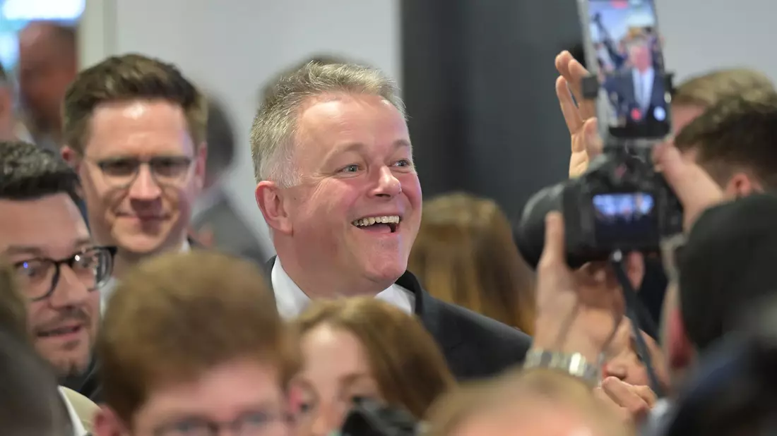 Wahlsieger Schnieder strahlt. - Bild: Hannes Albert/dpa