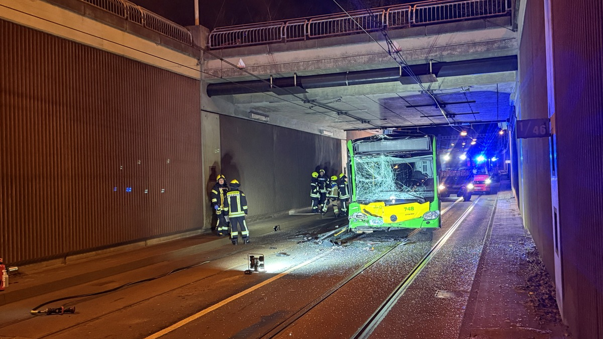 FW-OB: Auffahrunfall auf der Trasse mit zwei Bussen - mehrere Verletzte - Foto: presseportal.de
