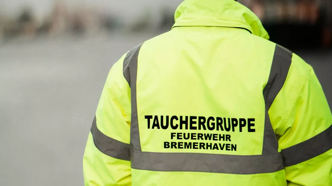 FW Bremerhaven: Person in Hafenbecken - beherztes Eingreifen rettet Urlauber - Bild: presseportal.de