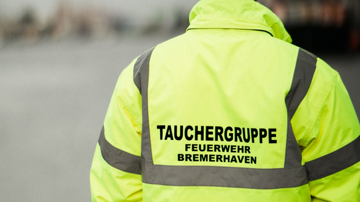 FW Bremerhaven: Person in Hafenbecken - beherztes Eingreifen rettet Urlauber - Foto: presseportal.de