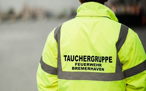 FW Bremerhaven: Person in Hafenbecken - beherztes Eingreifen rettet Urlauber - Foto: presseportal.de