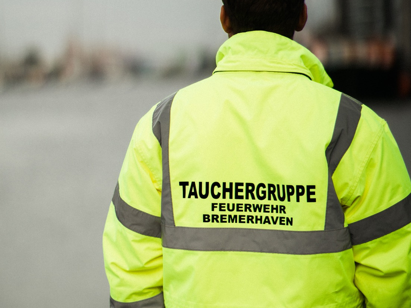 FW Bremerhaven: Person in Hafenbecken - beherztes Eingreifen rettet Urlauber - Foto: presseportal.de