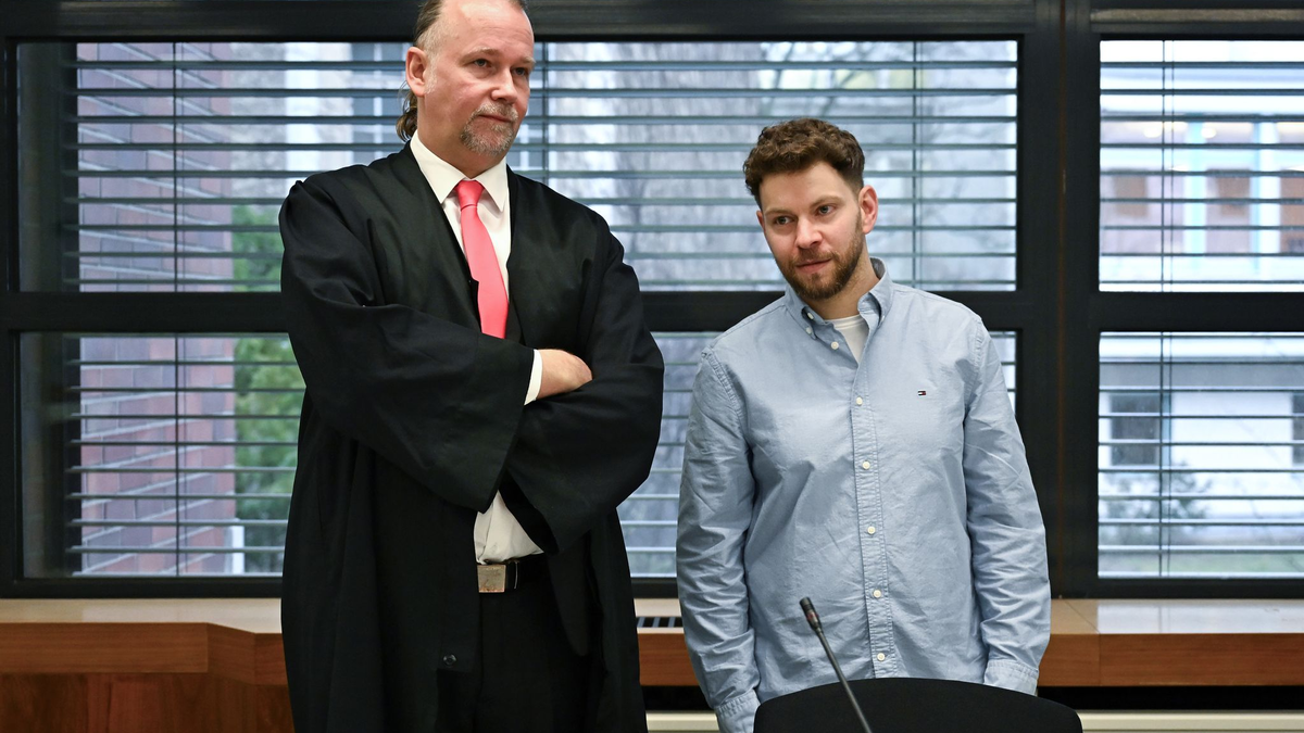 Der jüdische Student Lahav Shapira (1.) mit seinem Anwalt Sebastian Scharmer. (Archivbild) - Foto: Elisa Schu/dpa