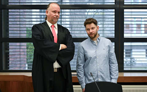 Der jüdische Student Lahav Shapira (1.) mit seinem Anwalt Sebastian Scharmer. (Archivbild) - Foto: Elisa Schu/dpa