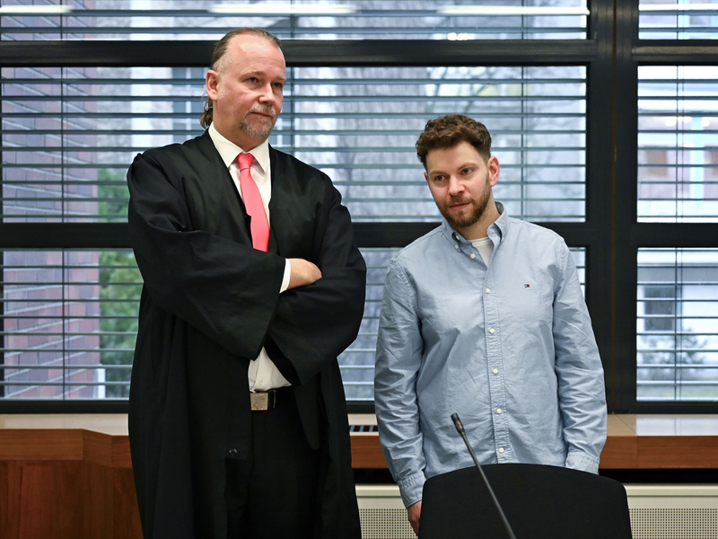 Der jüdische Student Lahav Shapira (1.) mit seinem Anwalt Sebastian Scharmer. (Archivbild) - Foto: Elisa Schu/dpa