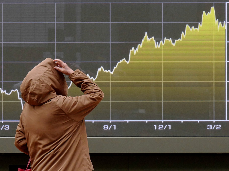 Nach Aussagen von US-Präsident Trump gerieten Asiens Börsen unter Druck.  - Foto: Eugene Hoshiko/AP/dpa