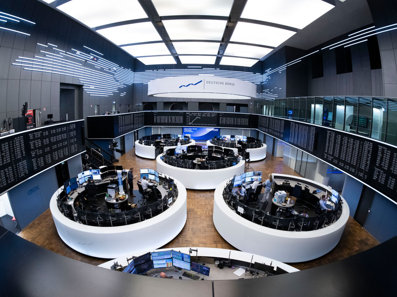 Handelsraum in Frankfurt: Reihenweise börsennotierte Firmen müssen ihre Gewinnziele korrigieren. (Archivbild) - Foto: Boris Roessler/dpa