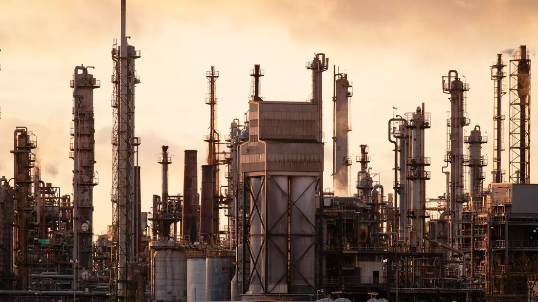 Die Chemieindustrie leidet unter hohen Energiepreisen und der Konjunkturflaute. (Archivbild) - Bild: Uwe Anspach/dpa