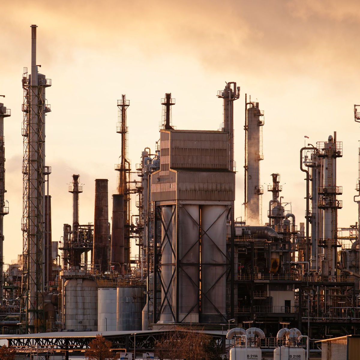 Die Chemieindustrie leidet unter hohen Energiepreisen und der Konjunkturflaute. (Archivbild) - Foto: Uwe Anspach/dpa