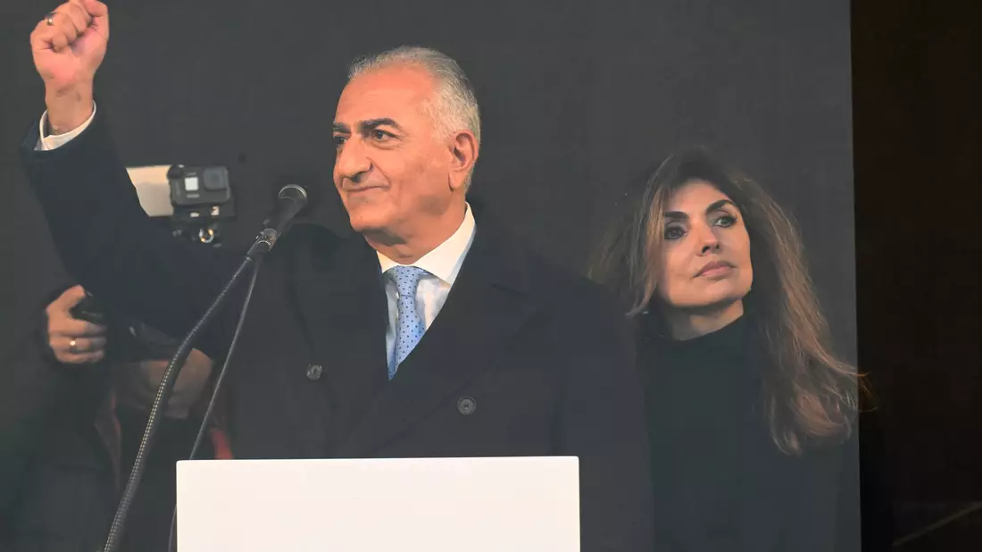Monarchistische Gruppen sehen Schah-Sohn Reza Pahlavi als politischen Anführer der Opposition. (Archivbild) - Bild: Felix Hörhager/dpa