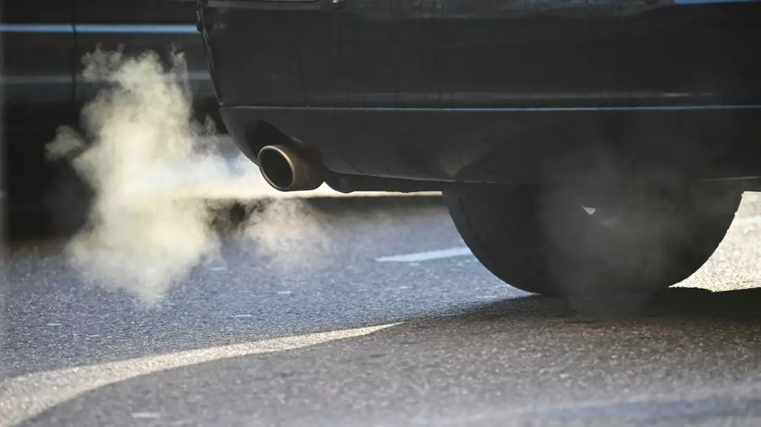 Die Deutsche Umwelthilfe will, dass BMW und Mercedes-Benz untersagt wird, in Zukunft Neuwagen mit klimaschädlichen Verbrennungsmotoren zu verkaufen. (Symbolbild) - Bild: Katharina Kausche/dpa