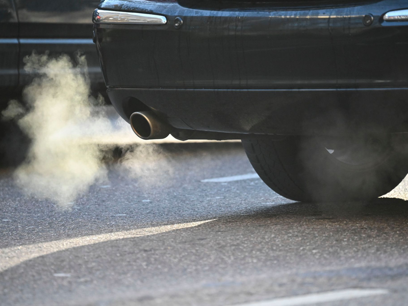 Die Deutsche Umwelthilfe will, dass BMW und Mercedes-Benz untersagt wird, in Zukunft Neuwagen mit klimaschädlichen Verbrennungsmotoren zu verkaufen. (Symbolbild) - Foto: Katharina Kausche/dpa