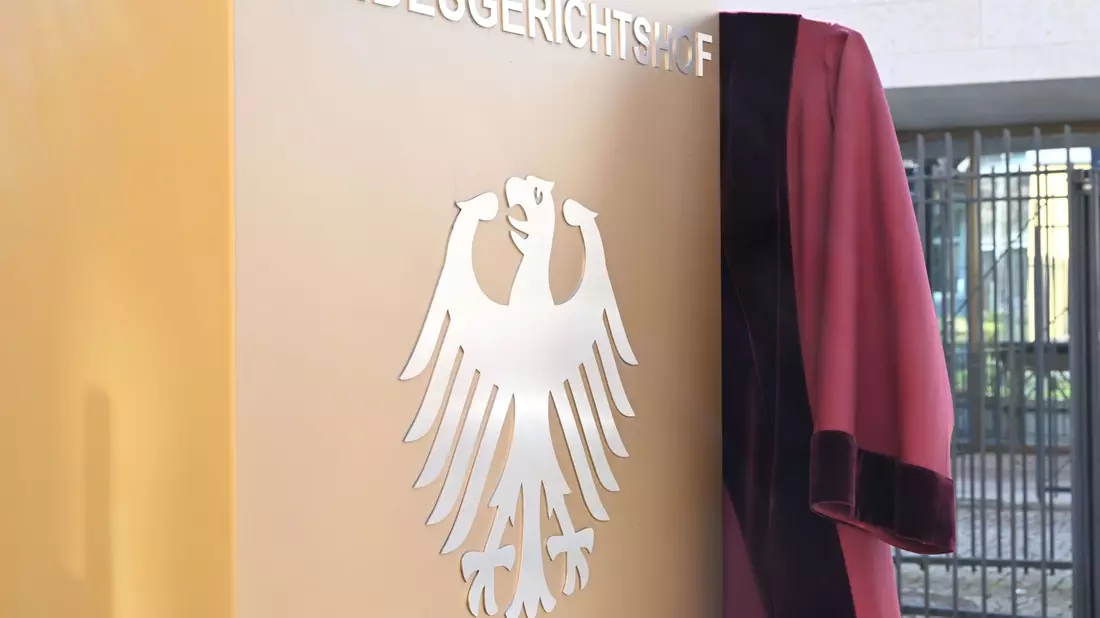 Die rote Robe ist seit Jahrzehnten Amtstracht an Deutschlands obersten Gerichtshöfen. - Bild: Uli Deck/dpa