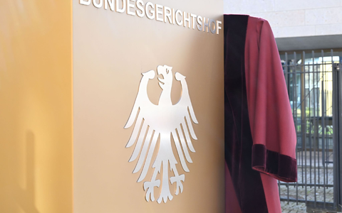 Die rote Robe ist seit Jahrzehnten Amtstracht an Deutschlands obersten Gerichtshöfen. - Foto: Uli Deck/dpa