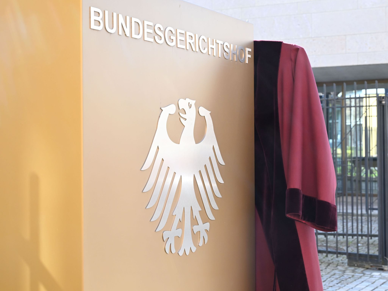 Die rote Robe ist seit Jahrzehnten Amtstracht an Deutschlands obersten Gerichtshöfen. - Foto: Uli Deck/dpa