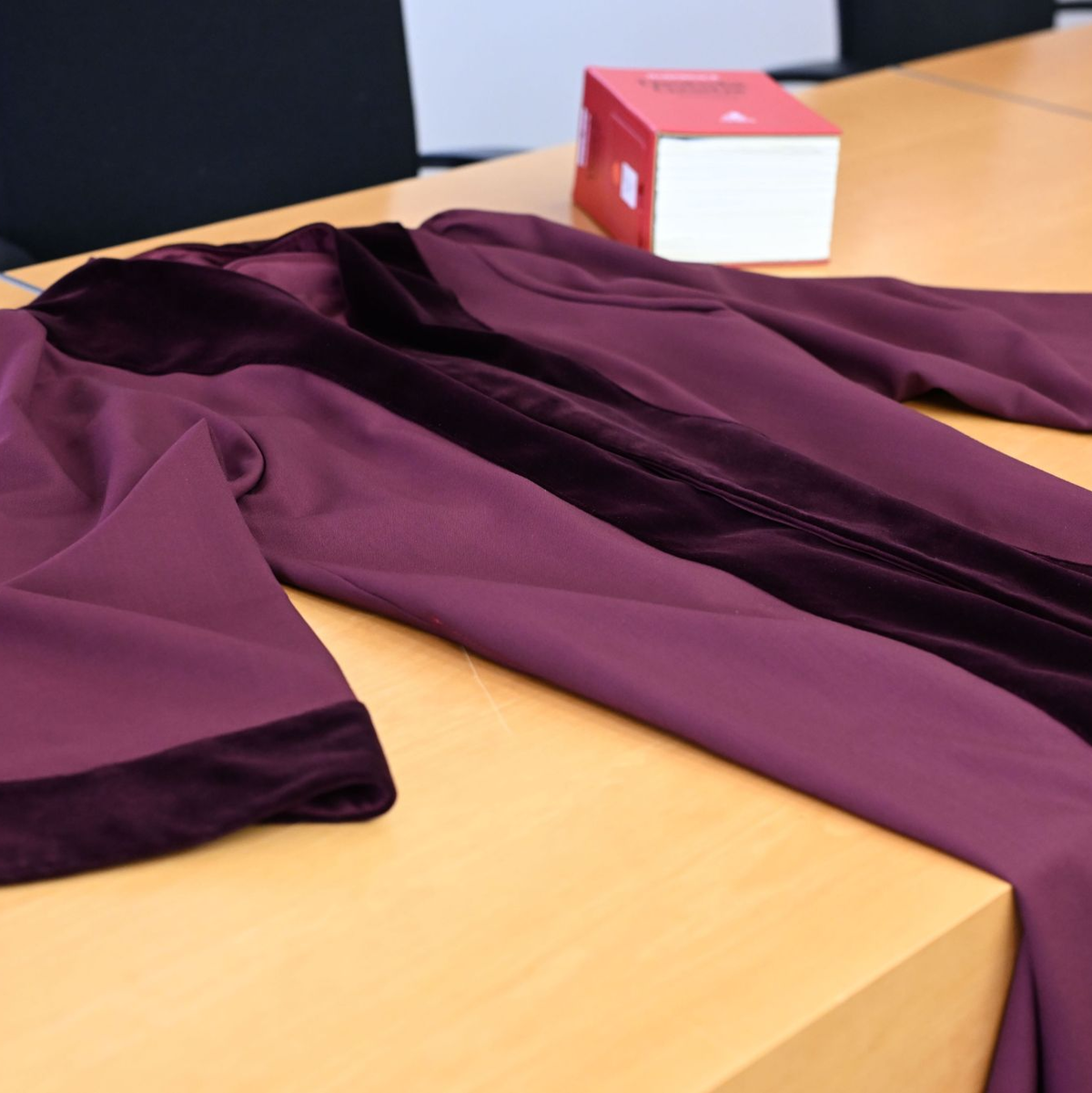 Die Robe zeichnet sich durch den tiefen Rot-Ton und den Samtbesatz an Ärmeln und Kragen aus.  - Foto: Uli Deck/dpa