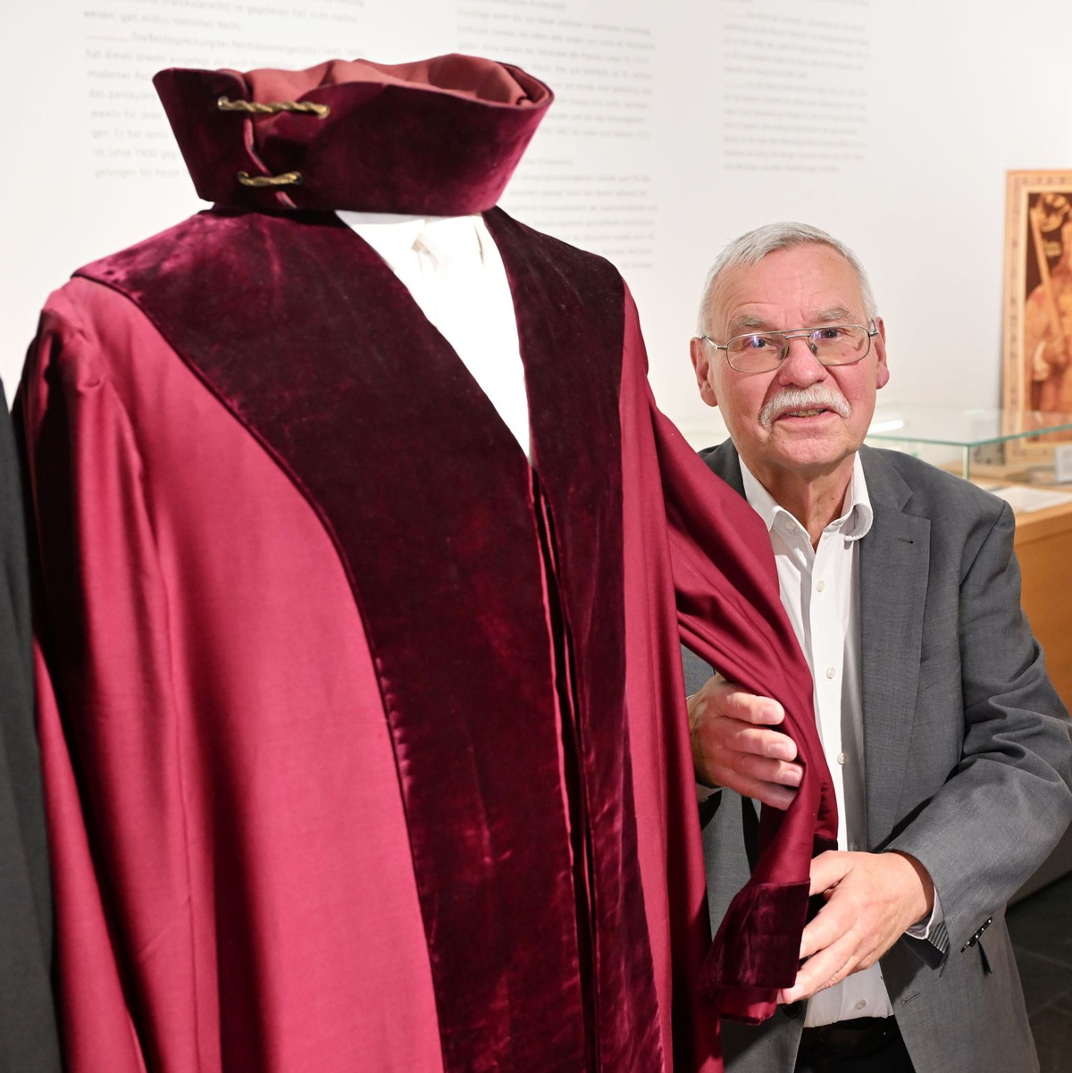 Detlev Fischer leitet das rechtshistorische Museum in Karlsruhe.  - Foto: Uli Deck/dpa
