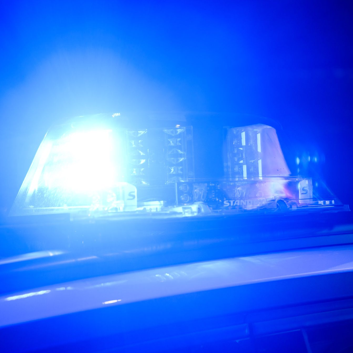 Die Polizei in Barsinghausen wurde in der Nacht per Notruf zu der Tat gerufen. (Symbolbild) - Foto: Julian Stratenschulte/dpa