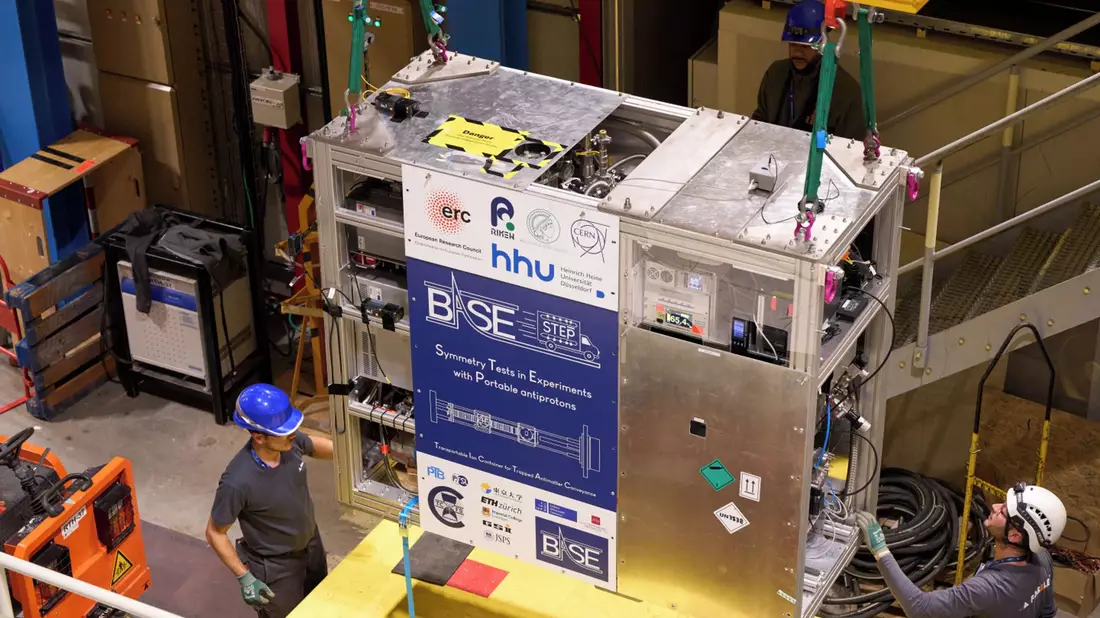 Insgesamt wiegt der Container rund 800 Kilogramm - für den Transport ist deshalb ein Lastwagen nötig. - Bild: Kernforschungszentrum Cern/dpa