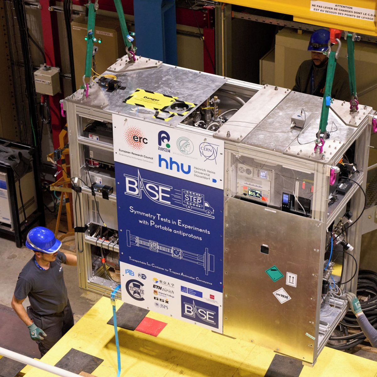 Insgesamt wiegt der Container rund 800 Kilogramm - für den Transport ist deshalb ein Lastwagen nötig. - Foto: Kernforschungszentrum Cern/dpa