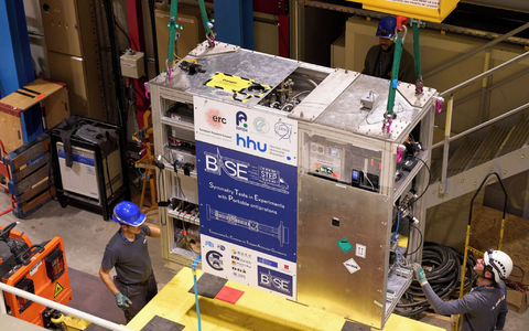 Insgesamt wiegt der Container rund 800 Kilogramm - für den Transport ist deshalb ein Lastwagen nötig. - Foto: Kernforschungszentrum Cern/dpa